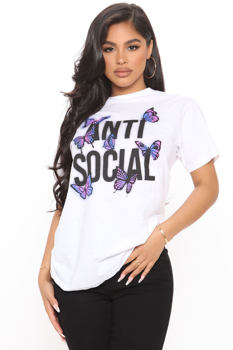 Camiseta blanca con estampado de mariposas antisocial restante para mujer